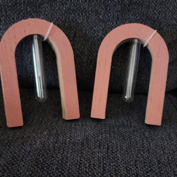 PINKISH RED WOOD HOME DECOR. 4 ITEMS. 2 PROPAGATION STANDS, 2 SIGHS - Picture 3 of 7